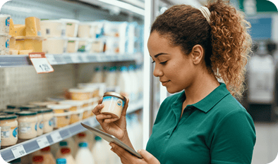 Foto-jouvem-colaboradora-em-um-supermercado-conferindo-a-validade-de-produto-- Foto-jouvem-colaboradora-em-um-supermercado-conferindo-a-validade-de-produto--